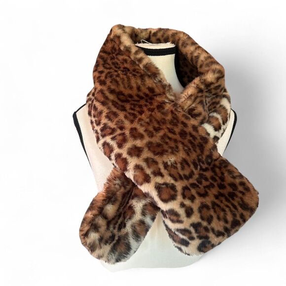 Cabi Women's  leopard bundle up faux fur scarf - Picture 1 of 4
